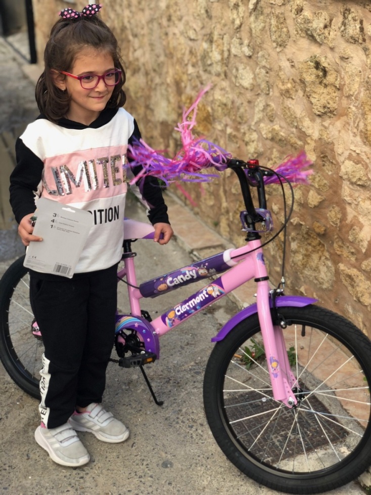 Η Άννα από το Αρκαλοχώρι Κρήτης ποζάρει δίπλα στο καινούργιο της ποδήλατο.