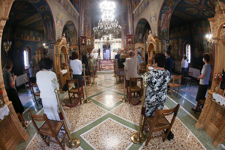 Άνοιξαν οι εκκλησίες σήμερα, Κυριακή 17 Μαΐου 2020 - Αραιωμένες καρέκλες και αποστάσεις μεταξύ των πιστών