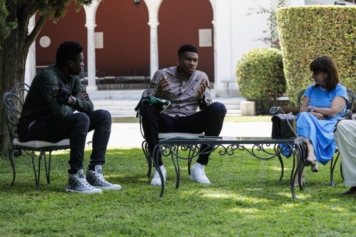 Ο Άλεξ και ο Γιάννης Αντετοκούνμπο με την Κατερίνα Σακελλαροπούλου