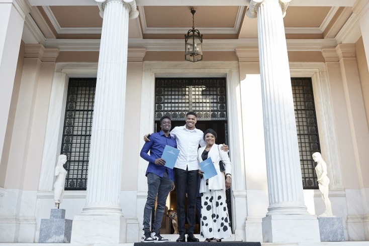 Ο Γιάννης Αντετοκούνμπο με τον αδελφό του και την μητέρα του