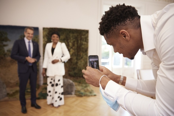 Ο Γιάννης Αντετοκούνμπο φωτογραφίζει τη μητέρα του με τον Κυριάκο Μητσοτάκη