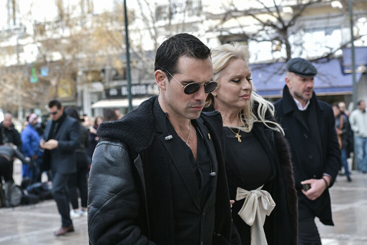 Ο Άνθιμος Ανανιάδης και η Εύη Καραγιάννη προσέρχονται στη Μητρόπολη Αθηνών για την κηδεία του Κώστα Βουτσά