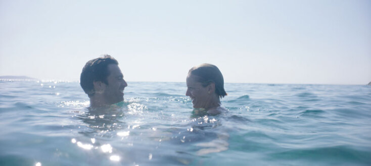 Η ηθοποιός Denise Gough με τον επίσης ηθοποιό Sebastian Stan στην Αντίπαρο για τα γυρίσματα της ταινίας «Monday»