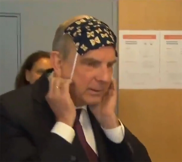 Viral οι εικόνες με τον αντιπρόεδρο του Βελγίου Κοέν Γκενς να προσπαθεί μάταια να βάλει σωστά τη μάσκα για τον κορωνοϊό