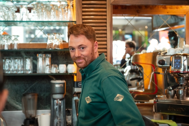 O barista Αντώνης Κοκολάκης του Da Capo στο Κολωνάκι
