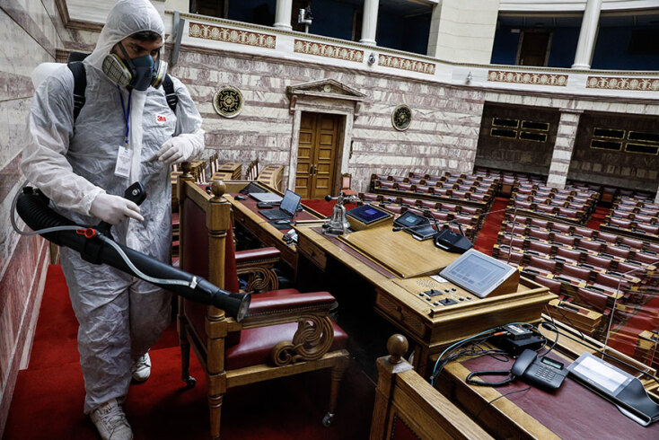 Απολύμανση στην αίθουσα της Ολομέλειας στη Βουλή από υπάλληλο συνεργείου για τον κορωνοϊό