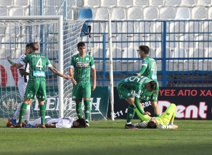 Στιγμιότυπο μετά τον τραυματισμό του τερματοφύλακα με τον επιθετικό