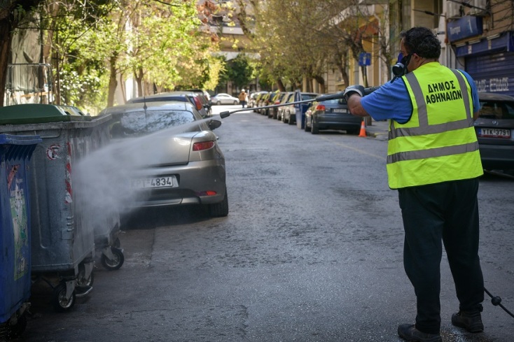 Απολύμανση στους άδειους δρόμους