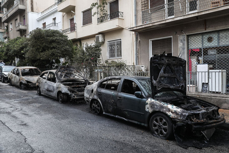 Αυτοκίνητα στα Πατήσια καταστράφηκαν από τη φωτιά που ξεκίνησε σε απορριμματοφόρο του Δήμου Αθηναίων