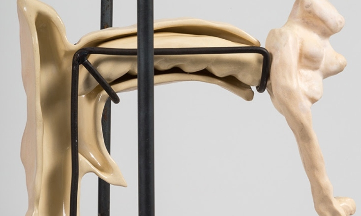 Από την εγκατάσταση "Η νύφη" της Ιλεάνας Αρναούτου στην έκθεση "Apotropaion" στο χώρο 16 Φωκίωνος Νέγρη