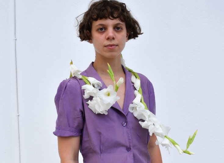 Η καλλιτέχνης και επιμελήτρια της έκθεσης "Apotropaion" Ισμήνη Κινγκ 