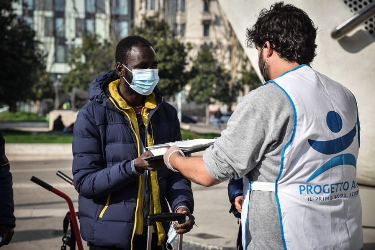 Η κινητή καντίνα του Project ARCA μοιράζει φαγητό 