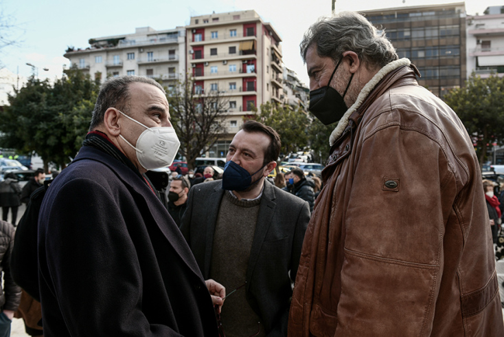 Χειροκροτήματα έξω από τον Άρειο Πάγο για τον Κώστα Βαξεβάνη