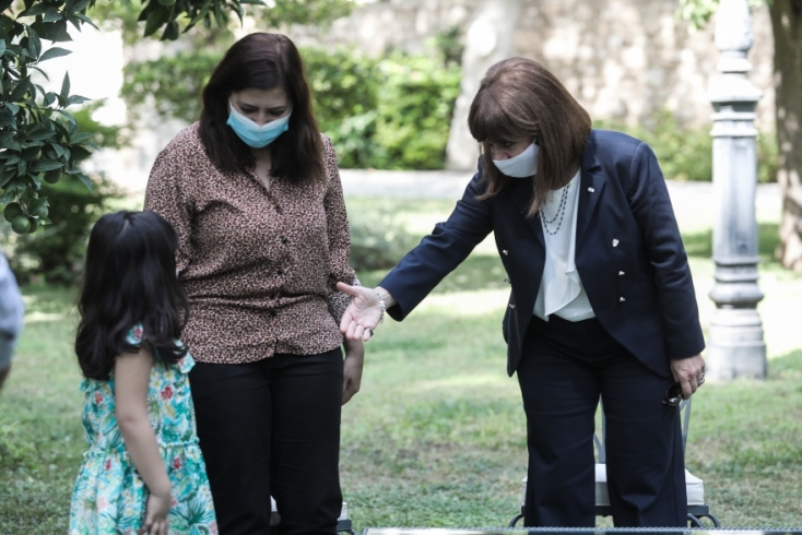 Η Πρόεδρος της Δημοκρατίας με τη μητέρα και τη μικρή αδερφή της Αρεζού Καμπουλέ