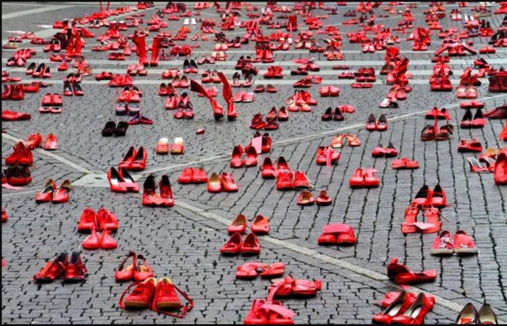 Εγκατάσταση της Elina Chauvet με τίτλο «Los Zapatos Rojos» για τη βία κατά των γυναικών (Μεξικό 2009)