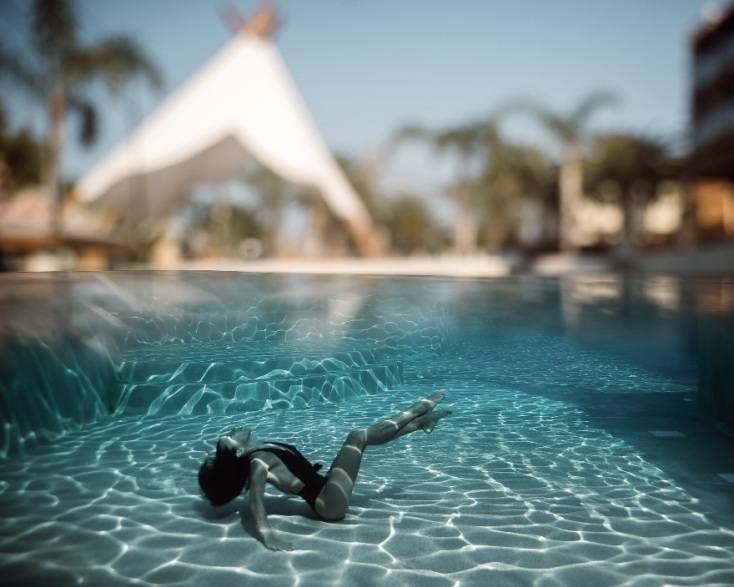 Γυναίκα κολυμπάει στο βυθό πισίνας
