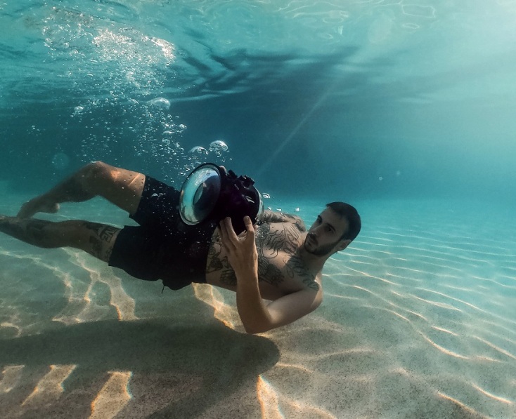 Ο Άρης Κατσιγιάννης στο βυθό της θάλασσας κινηματογραφεί