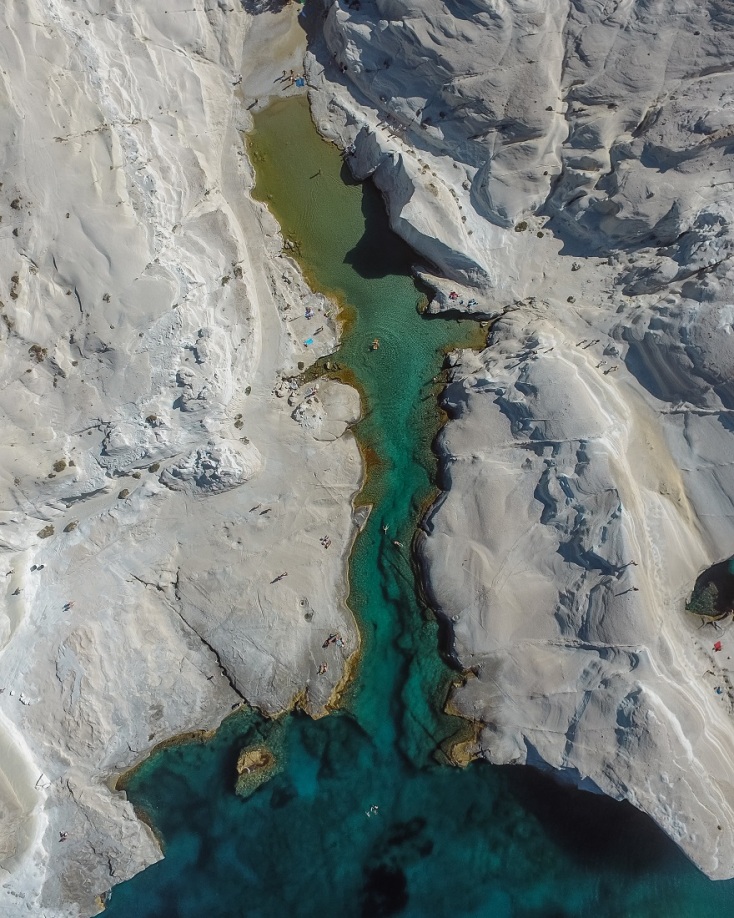 Τοπίο με βράχια και θάλασσα