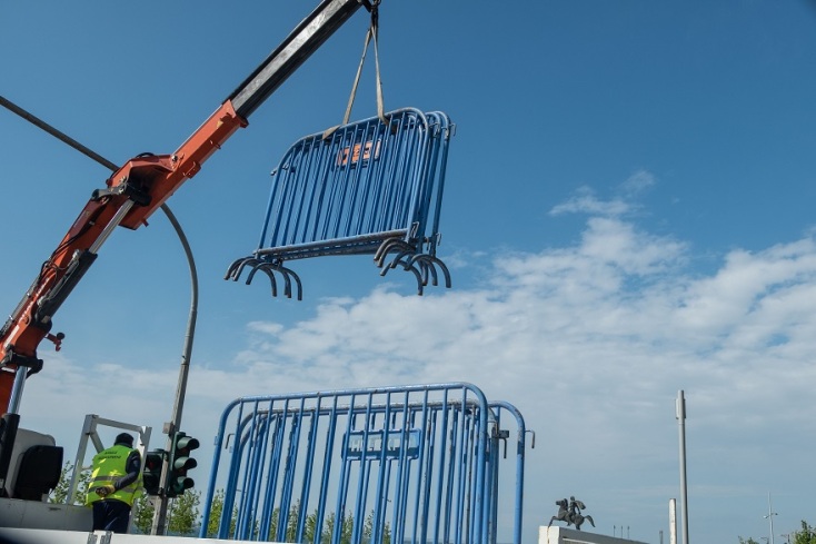 Απομακρύνονται τα κάγκελα από τη Νέα Παραλία