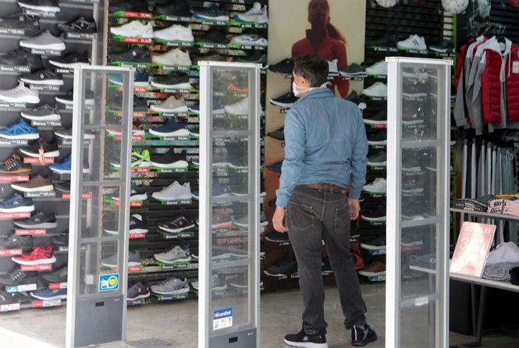 Άνοιξαν και πάλι τα μαγαζιά στο κέντρο της Αθήνας