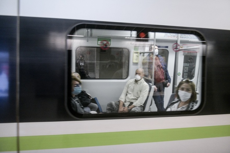 Κόσμος με μάσκες στο μετρό