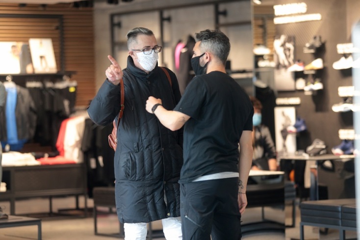 Άνοιξαν τα μαγαζιά στην Αθήνα