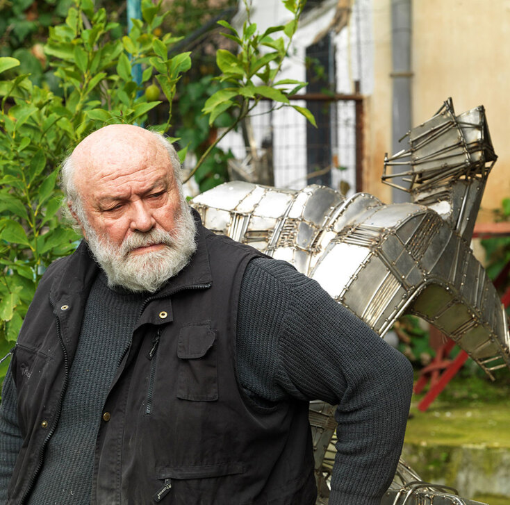 Ο γλύπτης Γιώργος Χουλιαράς