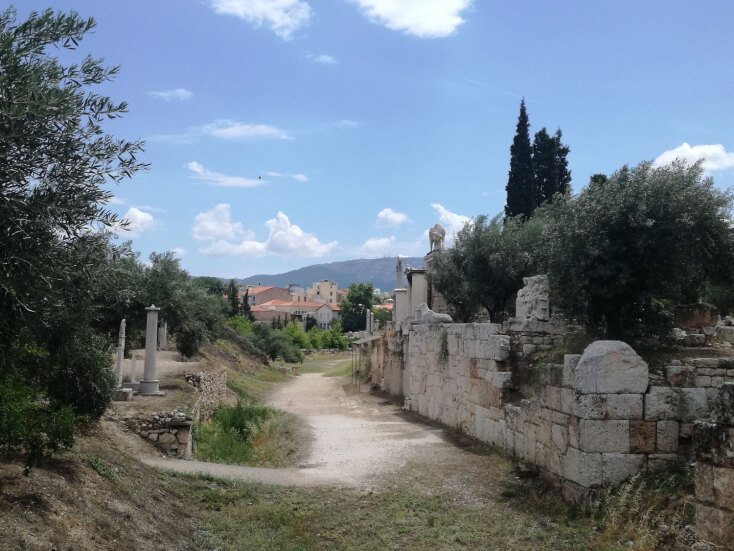 Η οδός των Τάφων (με την οδό Πειραιώς πίσω)