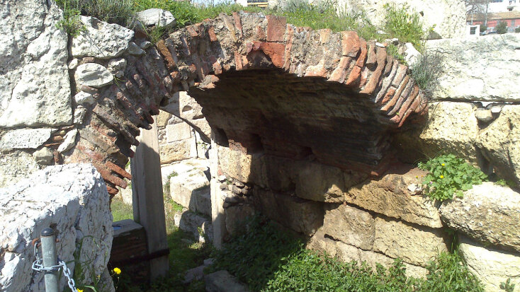 Μαρμάρινη καμάρα πάνω από την κοίτη του Ηριδανού