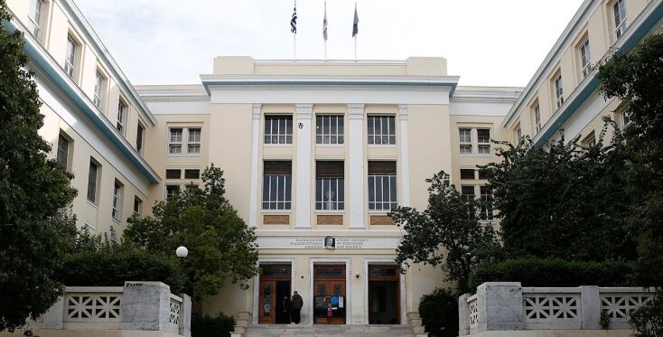 Διαπόμπευση πρύτανη του ΟΠΑ: Απαλλάχτηκαν οι 5, στα μαλακά οι άλλοι 3 κατηγορούμενοι