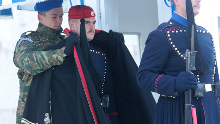 Εύζωνες στο μνημείο του στον Άγνωστου Στρατιώτη