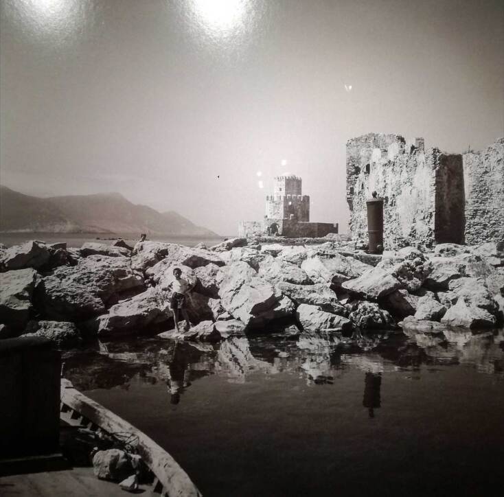 Αρχαιολογική Εταιρεία / Μεθώνη 1955: Το Μπούρτζι. Στο βάθος, το νησί Σαπιέντζα