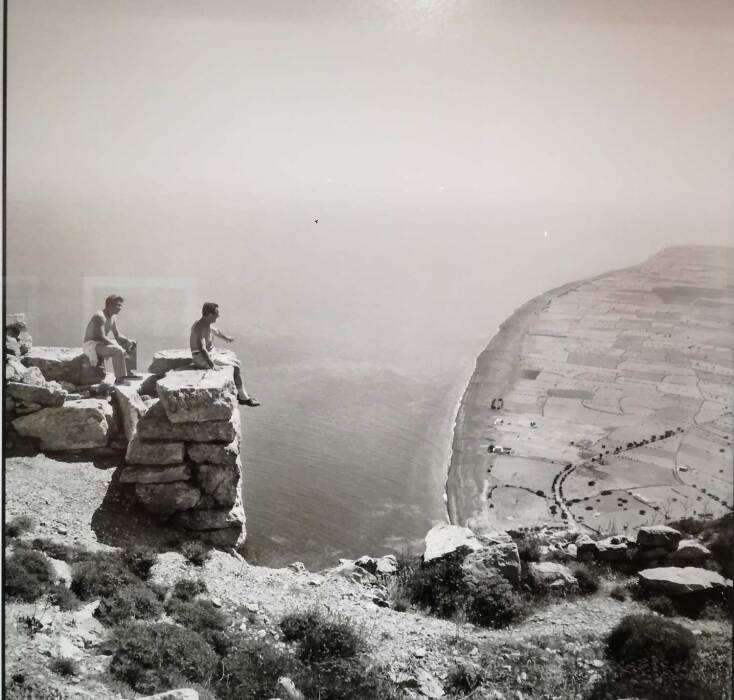 Αρχαιολογική Εταιρεία / Θήρα 1963: Νότια άποψη του νησιού, πάνω από την Περίσσα