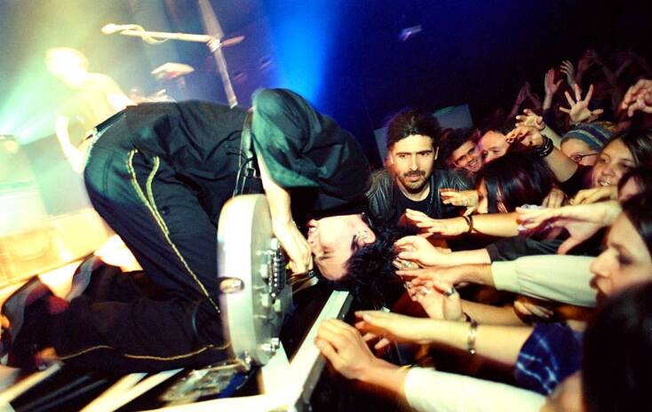 Στιγμιότυπο από συναυλία την συναυλία των Muse στην Αθήνα το 2002