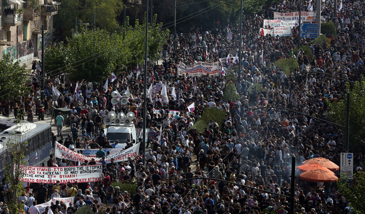 Κόσμος συγκεντρώνεται έξω από το Εφετείο Αθηνών όπου αναμένεται η απόφαση για τη δίκη της Χρυσής Αυγής