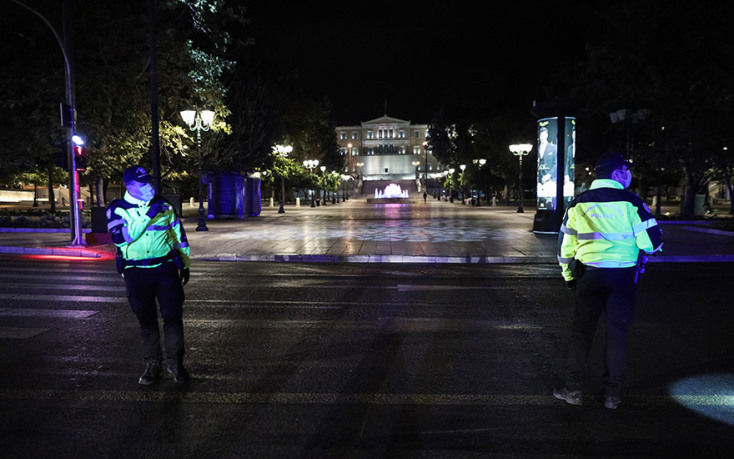 Αθήνα 13 Νοεμβρίου 2020. Από τις 21.00 τέθηκαν σε εφαρμογή τα νέα, αυστηρά, μέτρα για τον περιορισμό της πανδημίας του κορονοϊού στη χώρα, με απαγόρευση της κυκλοφορίας στο πλαίσιο του καθολικού lockdown.
