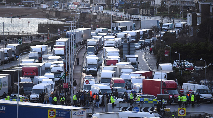 Ντόβερ: Αποκλεισμένοι οδηγοί κάνουν Χριστούγεννα στα φορτηγά τους