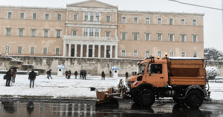 ΚΑΘΑΡΙΣΜΟΣ ΤΗΣ ΠΛΑΤΕΙΑΣ ΣΥΝΤΑΓΜΑΤΟΣ ΑΠΟ ΣΥΝΕΡΓΕΙΑ ΤΟΥ ΔΗΜΟΥ ΑΘΗΝΑΙΩΝ