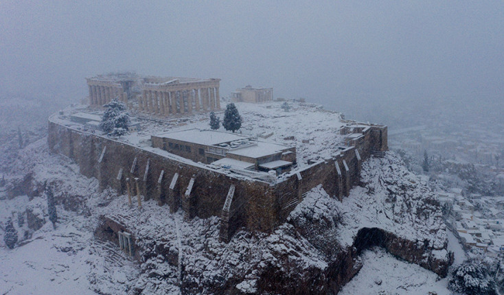 XIONΙΖΕΙ ΣΥΝΕΧΩΣ ΣΤΟ ΚΕΝΤΡΟ ΤΗΣ ΑΘΗΝΑΣ.ΕΙΚΟΝΕΣ ΜΕ DRONE ΑΠΟ ΤΗΝ ΠΕΡΙΟΧΗ ΤΗΣ ΠΛΑΚΑΣ