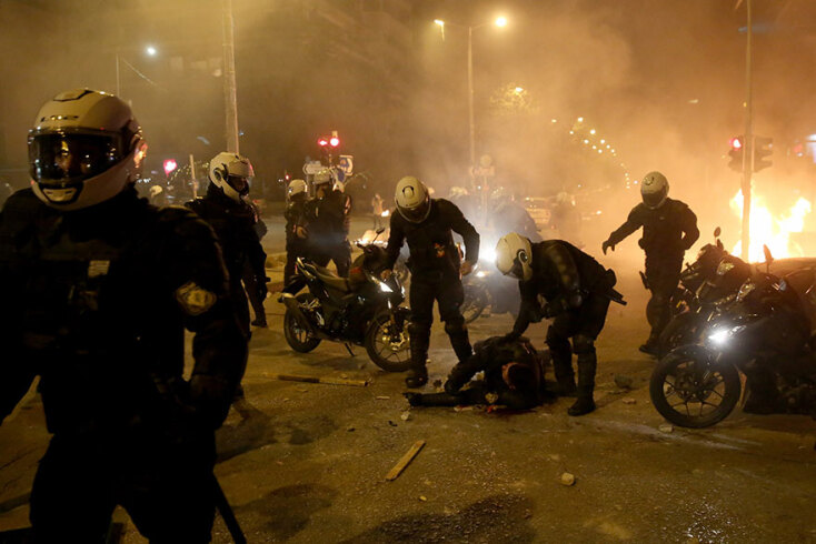 Νέα Σμύρνη: Πεσμένος στην άσφαλτο ο αστυνομικός μετά τον ξυλοδαρμό του, δέχεται τις πρώτες βοήθειες από συναδέλφους του