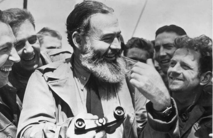 1944, Ο Έρνεστ Χέμινγουεϊ ταξιδεύει με Αμερικανούς στρατιώτες, με την ιδιότητα του πολεμικού ανταποκριτή, καθ 'οδόν προς τη Νορμανδία