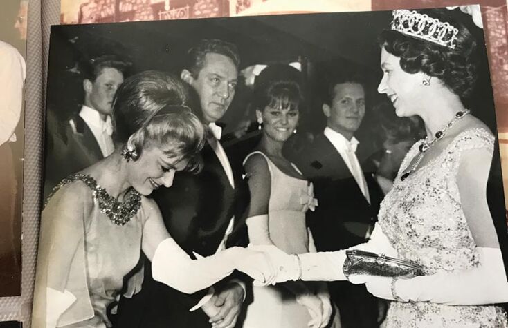 Η Μελίνα Μερκούρη συναντά τη βασίλισσα Ελισσάβετ σε φιλανθρωπική εκδήλωση στον κινηματογράφο Odeon