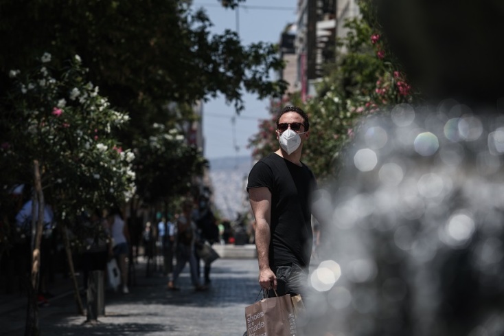 Άνδρας με μάσκα στο κέντρο της Αθήνας