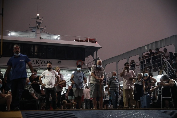 Λίμνη Εύβοιας: Πολίτες επιβιβάζονται στα ferry boat και απομακρύνονται δια θαλάσσης 