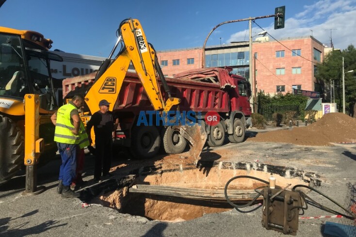 Εργασίες αποκατάστασης δρόμου στο Χαλάνδρι μετά την κακοκαιρία «Μπάλλος»