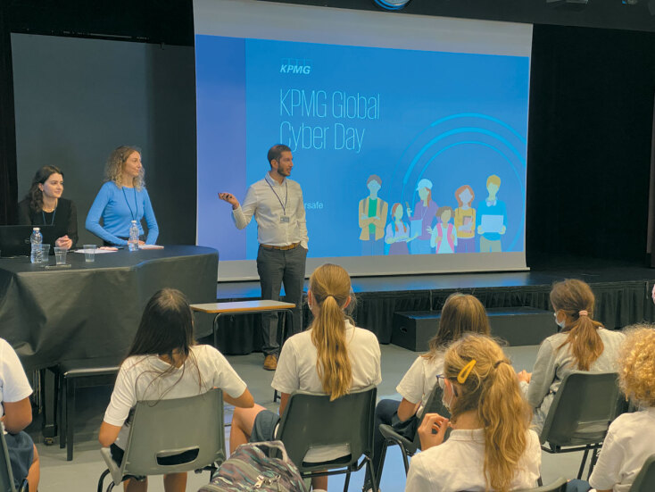 Στιγμιότυπο από την παρουσίαση στο σχολείο Campion School, στο πλαίσιο της δράσης KPMG Global Cyber Day. Από αριστερά Βασιλική Μακρυγιάννη, Νεφέλη Χριστιά, Νίκος Αναγνωστόπυλος, Σύμβουλοι στο τμήμα κυβερνοασφάλειαςτης KPMG.