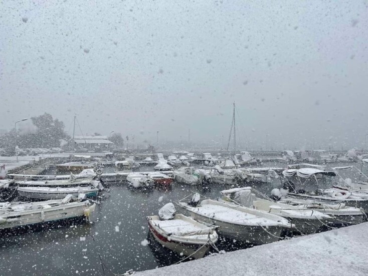 Κακοκαιρία «Ελπίς»: «Άσπρισε» η Γλυφάδα