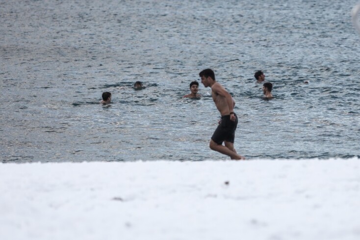 Χειμερινοί κολυμβητές «τόλμησαν» τη βουτιά στα χιονισμένα νερά