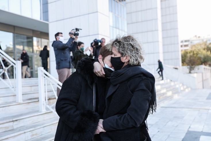 Η μητέρα της δολοφονημένης Ελένης Τοπαλούδη, κ. Κούλα, πέφτει στην αγκαλιά της μητέρας της Γαρυφαλλιάς που δολοφονήθηκε στη Φολέγανδρο