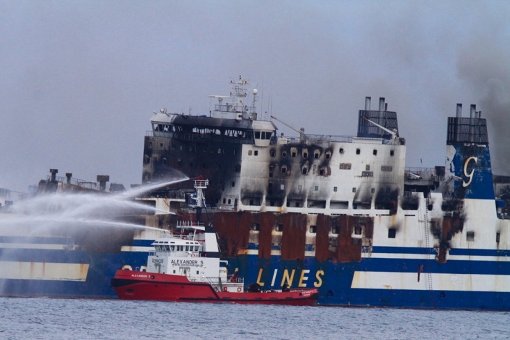 Euroferry Olympia: Πυροσβεστικά σκάφη ρίχνουν νερό στο πλοίο που πήρε φωτιά τα ξημερώματα της Παρασκευής (18/2)